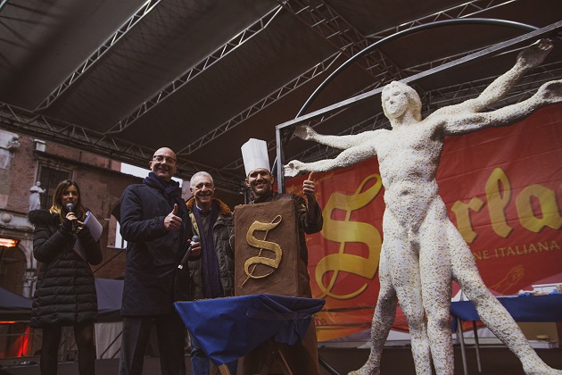 Svelata la maxi costruzione dell’Uomo Vitruviano realizzata interamente in Torrone