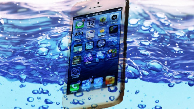 Che fare se lo smartphone ti cade in acqua