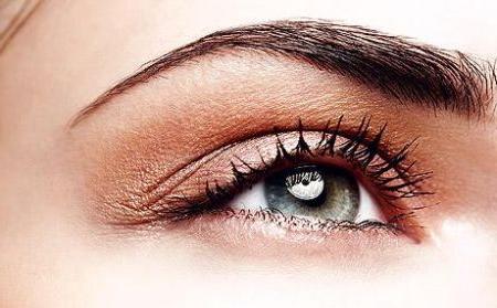 LUI, LEI E LE SOPRACCIGLIA.