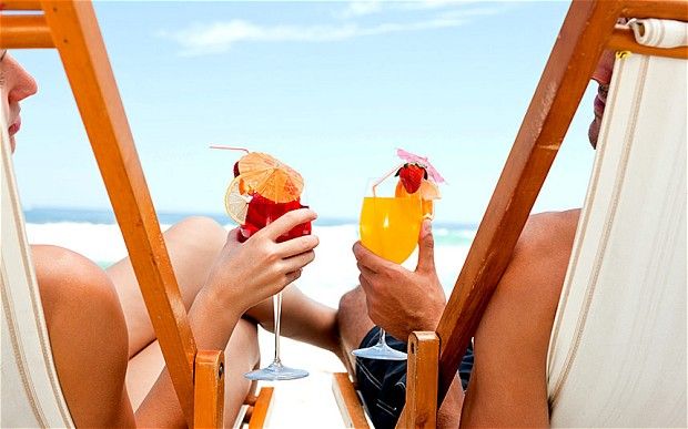 Tutti al mare a far vedere le chiappe chiare. Ma quanto ci costa?