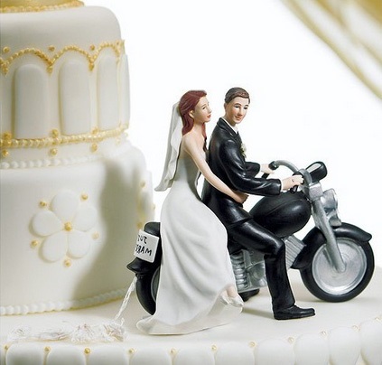 Belen e Stefano mettono all’asta gli sposini della  torta nuziale