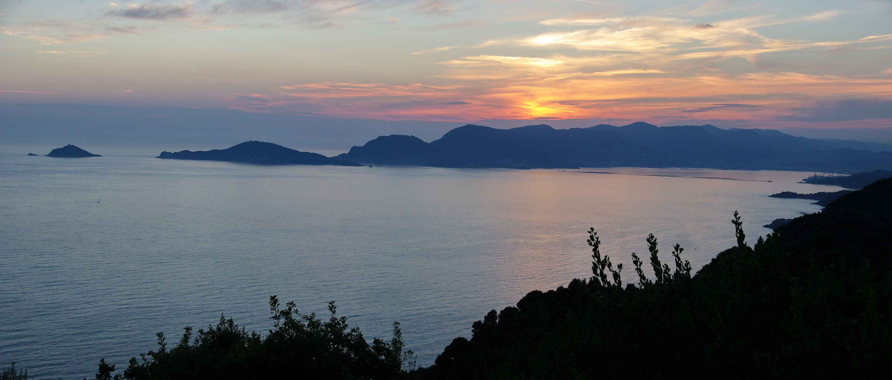 Borghi di Liguria. Montemarcello: arte, natura e vento di Toscana