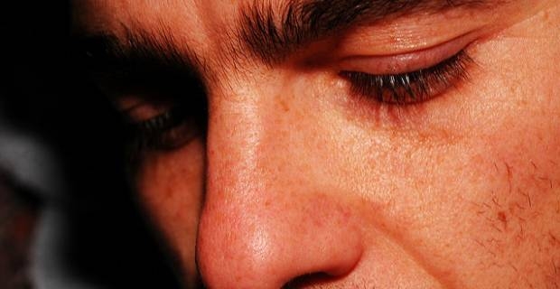 Ritocchi a labbra e occhi anche per lui