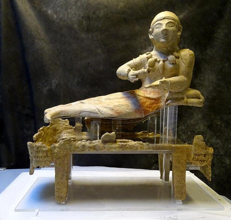 Villa Giulia Roma: torna a splendere urna etrusca dopo lavoro restauro