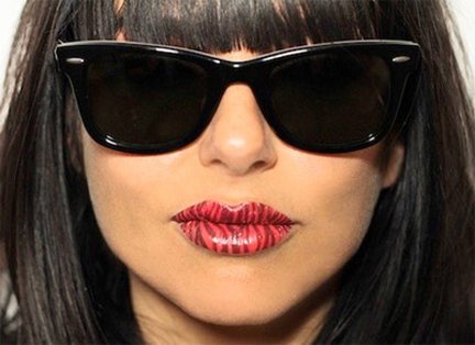 Make up.  Oggi va forte l’adesivo
