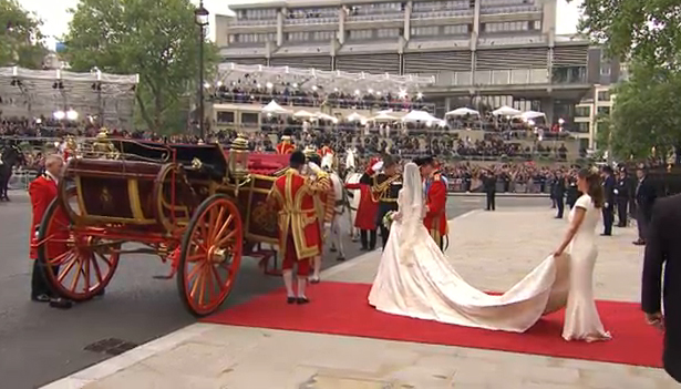 William sale in carrozza e da la mano a Catherine