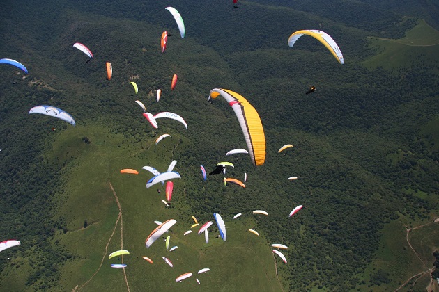 Deltaplani e parapendio tornano a colorare i cieli