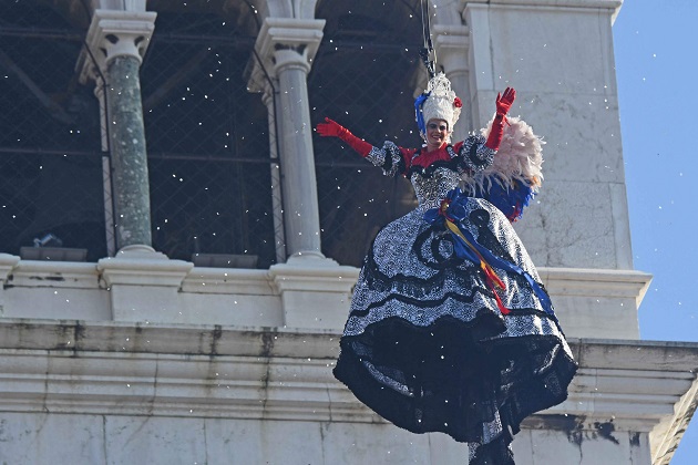 Spettacolare Volo dell’Angelo al carnevale di Venezia